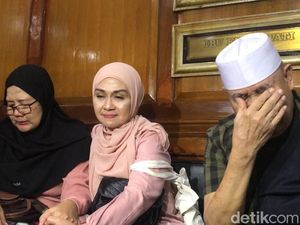 Giliran Pemain Tukang Bubur Naik Haji Jenguk Emak Nani Wijaya sambil Nangis Giliran Pemain Tukang Bubur Naik Haji Jenguk Emak Nani Wijaya sambil Nangis