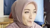 Pulang ke Rumah Sule, Natahalie Holscher Asyik Minum Es Cekek