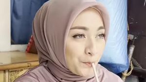 Pulang ke Rumah Sule, Natahalie Holscher Asyik Minum Es Cekek