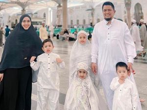 Cerita Oki Setiana Dewi Ajak Si Bungsu Pergi Jauh saat Umrah Bersama Guru Pesantren