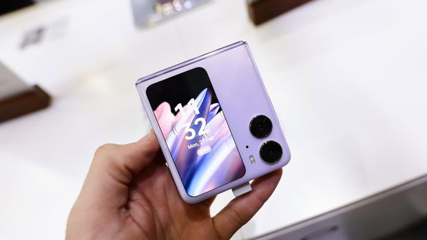 BARCELONA, SPAIN - FEBRUARY 27: The new Oppo Find N2 Flip is exhibited during day 1 of Mobile World Congress 2023 at Fira Barcelona on February 27, 2023 in Barcelona, Spain. (Photo by Joan Cros Garcia - Corbis/Getty Images)