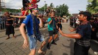 Potret Pebalap WSBK Adu Rotan hingga Tanda Tangan Kepala Bocah di Mandalika