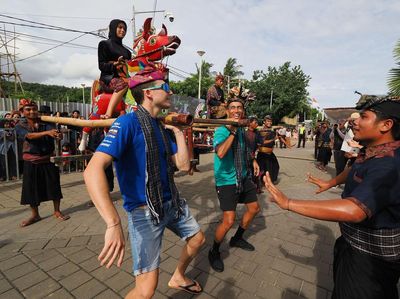 Potret Pebalap WSBK Adu Rotan hingga Tanda Tangan Kepala Bocah di Mandalika