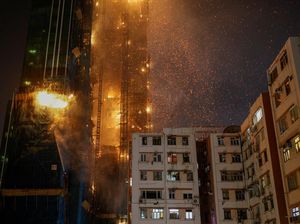 Penampakan Gedung Pencakar Langit Hong Kong Terbakar Hebat!