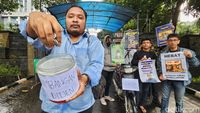 Pendemo Ini Bawa Koin untuk Pejabat Pajak