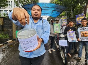 Pendemo Ini Bawa Koin untuk Pejabat Pajak Pendemo Ini Bawa Koin untuk Pejabat Pajak