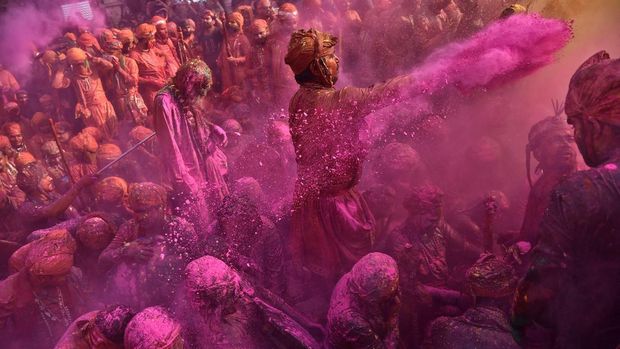 Hindu devotees take part in the religious festival of Holi inside a temple in Nandgaon village, in the state of Uttar Pradesh, India, March 1, 2023. REUTERS/Shashi Shekhar Kashyap NO RESALES. NO ARCHIVES.