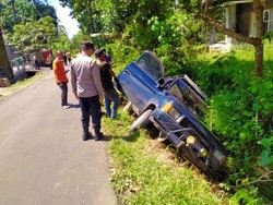 Sopir Ngantuk, Isuzu Panther Terperosok ke Parit Purbalingga