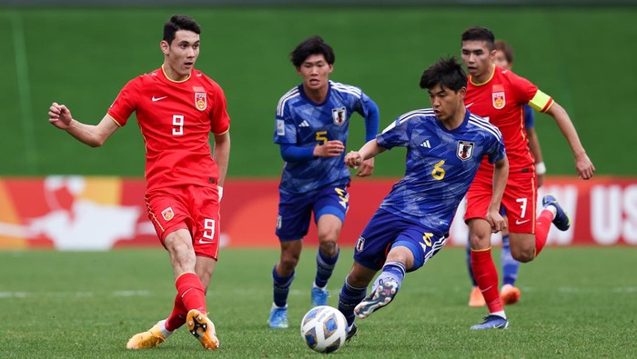 TASHKENT, UZBEKISTAN - MARCH 03: Behram Abduweli #9 of China passes the ball during the AFC U20 Asian Cup Uzbekistan 2023 Group D match between China and Japan at JAR Stadium on March 3, 2023 in Tashkent, Uzbekistan. (Photo by Zhizhao Wu/VCG via Getty Images)