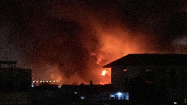 Pipa bahan bakar (bensin) di Jalan Tanah Merah Bawah, Rawa Badak Selatan, Koja, Jakut terbakar. Sebanyak 31 damkar dikerahkan (IG @humasjakfire) Pipa bahan bakar (bensin) di Jalan Tanah Merah Bawah, Rawa Badak Selatan, Koja, Jakut terbakar. Sebanyak 31 damkar dikerahkan (IG @humasjakfire)