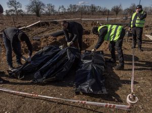Selidiki Serangan Rusia, Polisi Ukraina Gali Kuburan Massal di Kyiv
