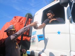 Sopir Truk Terjebak Macet 10 Jam di Pantura Pati, Polisi Bagi Nasi-Kopi