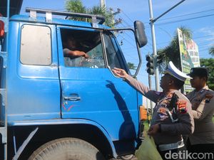 Jalur Alternatif Banjir, Pantura Pati-Rembang Macet hingga 12 Km!