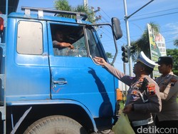 Jalur Alternatif Banjir, Pantura Pati-Rembang Macet hingga 12 Km!
