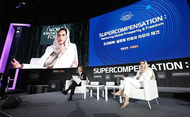 Potret Leeteuk Super Junior bersama Princess Haifa Al Saud/ Foto: m.pulsenews.co.kr Potret Leeteuk Super Junior bersama Princess Haifa Al Saud