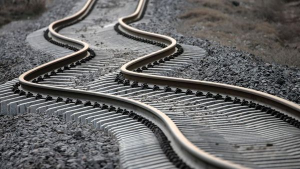 Potret Rel Kereta Meliuk-liuk Akibat Digoyang Gempa Turki