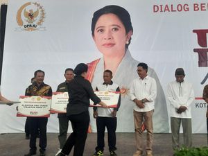 Sambil Cek Kinerja DPR, Puan Bagikan Alsintan ke Petani di Palembang