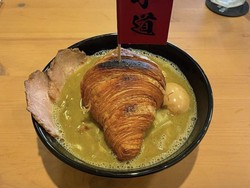 Makin Nyeleneh! Sekte Baru Ramen Disajikan Pakai Topping Croissant