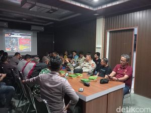 Personel TNI Bantu Amankan Laga PSM Vs Persis di Stadion BJ Habibie
