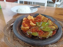 Wajib Coba! Waroeng Suprek Spesial Sambal di Blitar Pedasnya Nampol