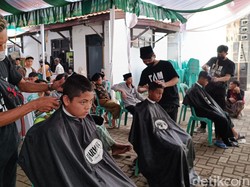 Tradisi Unik Ponpes Cirebon, Cukur Massal Ribuan Santri