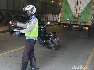 Truk Tersangkut di Underpass Tanah Abang Arah Cideng, Lalin Macet