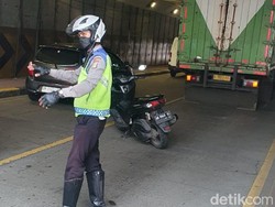 Truk Tersangkut di Underpass Tanah Abang Arah Cideng, Lalin Macet