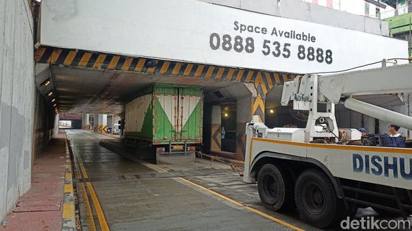 Potret Truk Tersangkut di Underpass Tanah Abang hingga Dievakuasi