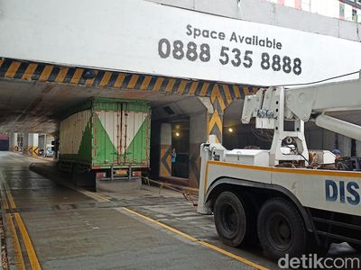 Potret Truk Tersangkut di Underpass Tanah Abang hingga Dievakuasi