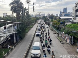 Macet di Jalan Daan Mogot Jakbar, Driver Ojol Cari Jalan Tikus