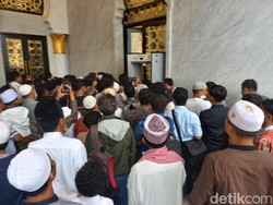 Warga Ngadu Kehilangan HP di Masjid Sheikh Zayed, Gibran Akan Tambah CCTV