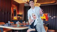 7 Potret Syahrini dan Reino Barack Rayakan Ultah ke-4 Pernikahan di Singapura