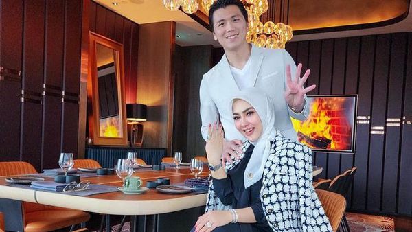 7 Potret Syahrini dan Reino Barack Rayakan Ultah ke-4 Pernikahan di Singapura