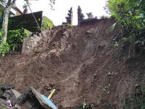 Material Longsor Tutupi Ruas Jalan di Sepang Buleleng