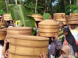 Meriahnya Nyadran di Kembangsari, Warga Bawa Tenong Berisi Makanan Meriahnya Nyadran di Kembangsari, Warga Bawa Tenong Berisi Makanan