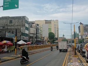 Truk Nyangkut di Underpass Tanah Abang Juga Akibat Pembatas Tinggi Tak Ada Truk Nyangkut di Underpass Tanah Abang Juga Akibat Pembatas Tinggi Tak Ada