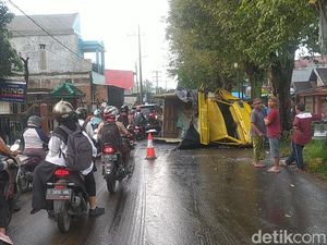 Sebuah Truk Terguling Usai Tabrak Pohon, Muatan Tumpah-Tutup Jalan di Jombang
