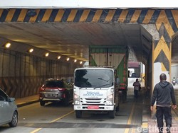 Penampakan Truk Tersangkut di Underpass Tanah Abang, Dievakuasi Dishub