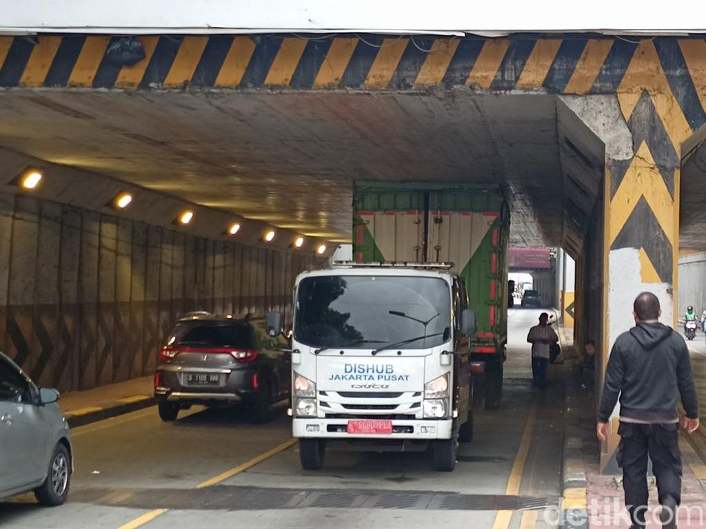 Penampakan Truk Tersangkut di Underpass Tanah Abang, Dievakuasi Dishub Penampakan Truk Tersangkut di Underpass Tanah Abang, Dievakuasi Dishub