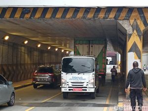 Penampakan Truk Tersangkut di Underpass Tanah Abang, Dievakuasi Dishub Penampakan Truk Tersangkut di Underpass Tanah Abang, Dievakuasi Dishub
