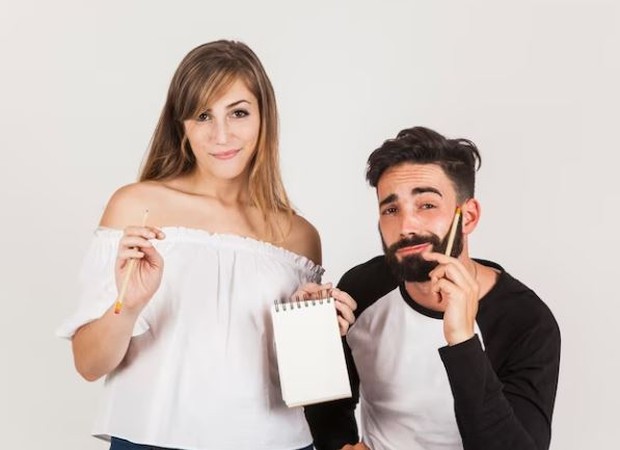 Tulis apresiasi dan kekaguman/ foto: Freepik/ freepik Perempuan dan laki-laki memegang note