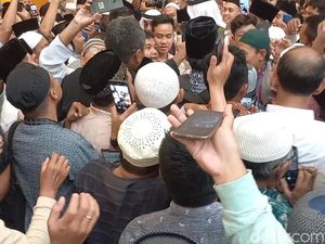 Usai Salat Jumat di Masjid Sheikh Zayed, Gibran Dikerumuni Jemaah Diajak Foto