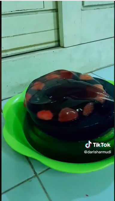 Wanita bikin puding tapi malah letoy