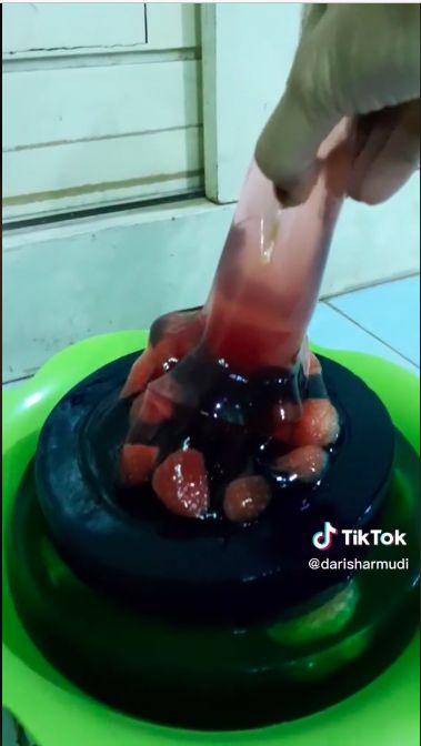 Wanita bikin puding tapi malah letoy