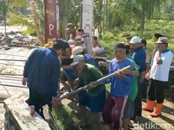Jembatan di Probolinggo Patah Diterjang Banjir, Siswa Tak Bisa Sekolah