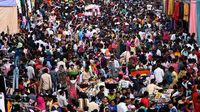 Warga India Tumpah Ruah di Pasar Jelang Festival Holi