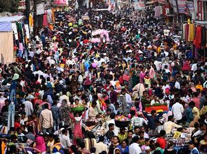 Warga India Tumpah Ruah di Pasar Jelang Festival Holi