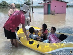2 Hari Banjir di Tangkil Sragen, Warga Gunakan Perahu buat Antar-Jemput Anak