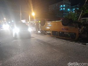 Tak Fokus gegara Lihat GPS, Pelajar di Medan Tabrak Angkot Hingga Terbalik Tak Fokus gegara Lihat GPS, Pelajar di Medan Tabrak Angkot Hingga Terbalik