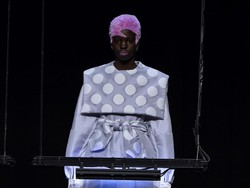 Canggih! Desainer Jepang Warnai Baju Pakai Sinar UV di Paris Fashion Week